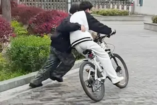 Студент в Китае учит взрослых кататься на велосипеде и уже заработал $39 тысяч