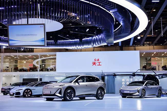 Эксклюзивный рестайлинг и автомобиль, понимающий эмоции: смелые новинки Hongqi на Пекинском автошоу