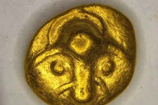 В Германии мужчина с металлоискателем нашел старейшую монету Саксонии В Германии мужчина с металлоискателем нашел старейшую монету Саксонии