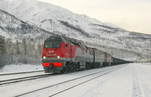 Тепловоз 3ТЭ25К2М с грузовым поездом на БАМе БАМ