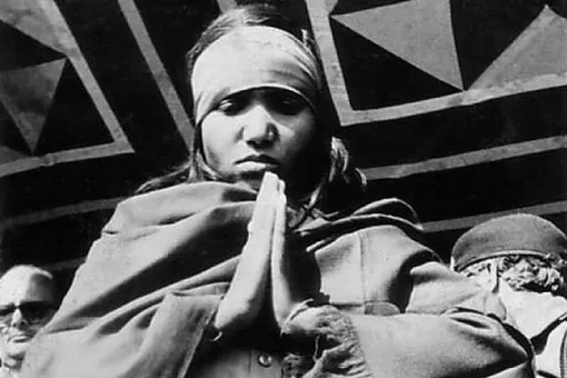 История Пхулан Деви, «Королевы бандитов», которая прошла путь от тюрьмы до парламента Индии История Пхулан Деви, «Королевы бандитов», которая прошла путь от тюрьмы до парламента Индии