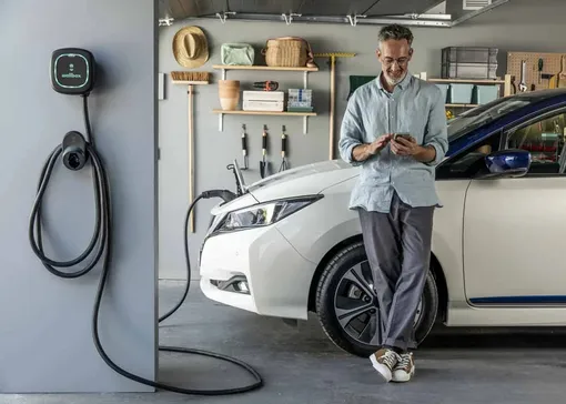 электромобиль в гараже