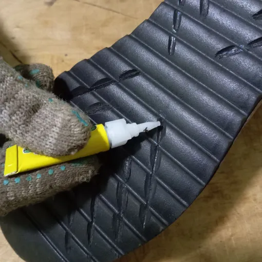 суперклеем проклеить надрезы подошвы