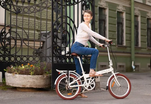 женщина на складном велосипеде