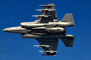 «Озверевшие» F-35 заметили в Эмиратах: видео «Озверевшие» F-35 заметили в Эмиратах: видео