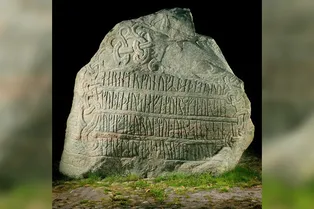 На рунических камнях викингов нашли имя загадочной королевы! Вот что поразило ученых