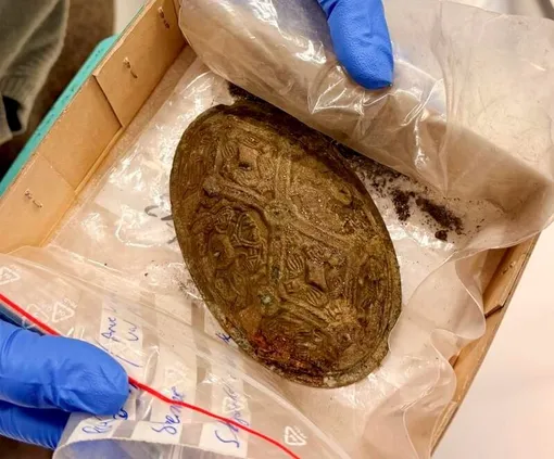 Пряжка, найденная металлоискателем, помогла археологам обнаружить могилу женщины-викинга. / Пряжка, найденная металлоискателем, помогла археологам обнаружить могилу женщины-викинга. /