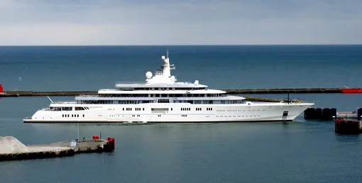 Похож на Azzam. Как два сапога! Но Eclipse гораздо медленнее. Azzam развивает скорость до 30–34 узлов (около 55–63 км/ч), а Eclipse достигает максимум 21,5–22 узлов. Самые дорогие яхты мира