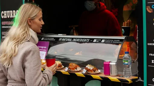 женщина ест