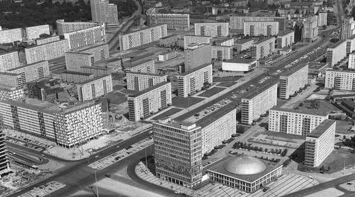 Вид на Аллею Карла Маркса (бывшая аллея Сталина) с телебашни в 1970 году. / Вид на Аллею Карла Маркса (бывшая аллея Сталина) с телебашни в 1970 году. /