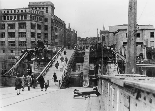 Временный мост через реку Шпрее, 1945 год. /