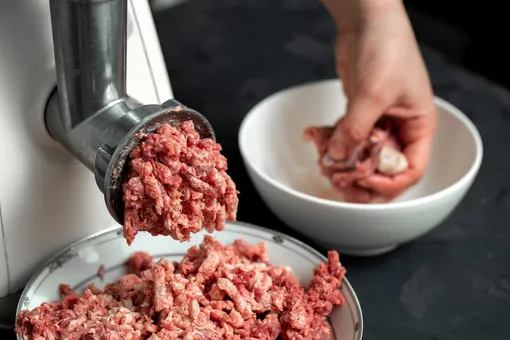 Как выбрать мясорубку и не превратить кухню в филиал мясокомбината Как выбрать мясорубку и не превратить кухню в филиал мясокомбината