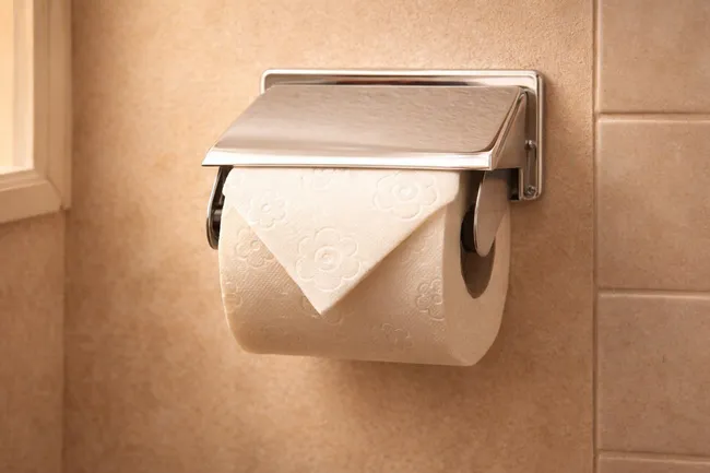 Туалетное оригами: зачем в отелях край туалетной бумаги складывают треугольником?