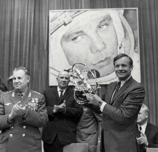 Нил Армстронг получает награду от советских космонавтов, 1970 год Нил Армстронг получает награду от советских космонавтов, 1970 год