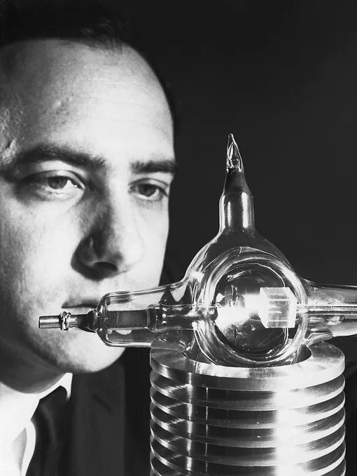 Теодор Майман со своим изобретением, 1960 год Теодор Майман со своим изобретением, 1960 год