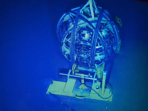 Погруженный в глубины Средиземного моря, детектор KM3NeT зафиксировал самое энергичное нейтрино, когда-либо наблюдавшееся. Это открытие знаменует начало новой захватывающей эры в исследовании космоса.