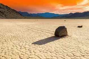 Феномен Долины Смерти: почему по пустыне двигаются камни Феномен Долины Смерти: почему по пустыне двигаются камни