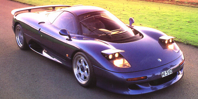 1990 год, Jaguar XJR-15. Первый в мире автомобиль с целиком углепластиковым кузовом. Было построено 53 экземпляра: автомобиль не пользовался успехом из-за чрезмерной шумности в салоне.