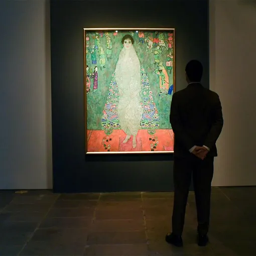 Портрет содержит символы, взятые из восточноазиатского искусства и мира микроскопических медицинских изображений. /