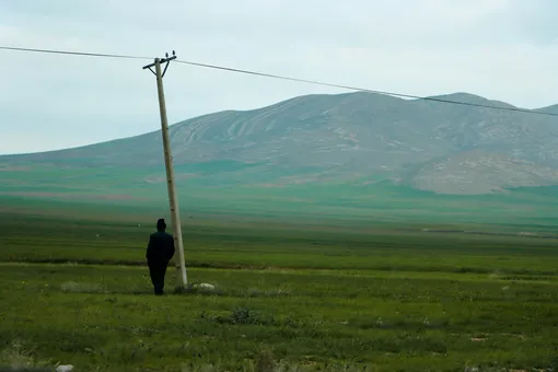 Мужчина посреди поля Мужчина посреди поля