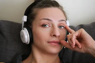 Ученые: даже если вы не музыкант, вы бессознательно моргаете в такт музыке Ученые: даже если вы не музыкант, вы бессознательно моргаете в такт музыке