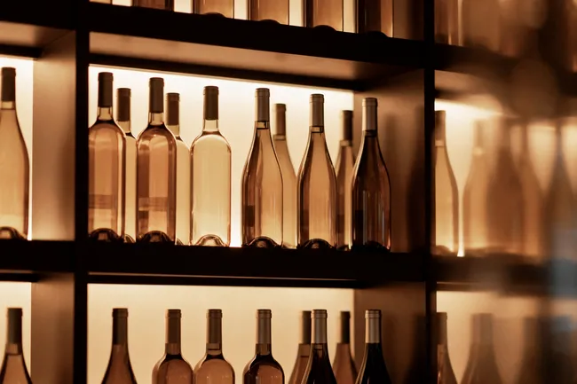 Не всегда хорошеет с годами: может ли испортиться шампанское и вино