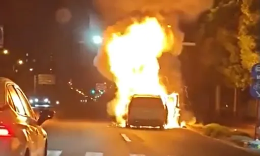 электромобиль Li mega горит в шанхае электромобиль Li mega горит в шанхае