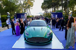 Мощь и элегантность: Aston Martin показала DB12