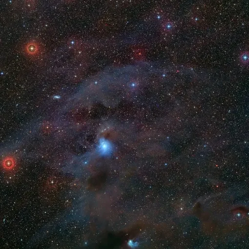 На этом снимке, полученном в видимом свете в рамках программы Digitized Sky Survey 2, показано положение на небе планеты-изгоя Cha 1107-7626.