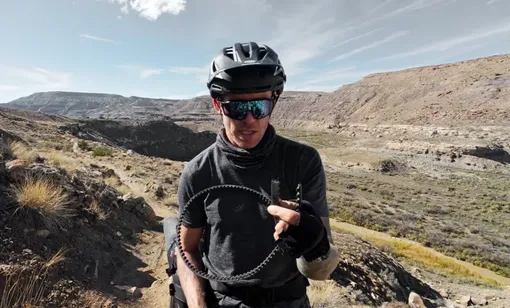 велосипедист держит ремень велосипедист держит ремень