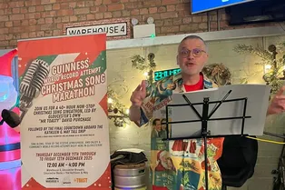 Мировой рекорд! Британец пел рождественские песни 42 часа подряд