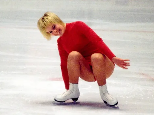 Джанет Линн. Когда она упала во время произвольной программы в Саппоро-1972, она так очаровательно улыбалась, что зрители были покорены.