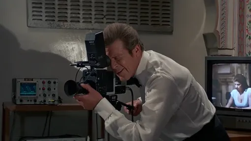 Правда, режиссеры захотели сделать вид, будто встроенный в часы телевизор показывает цветную картинку. В реальной модели такого не было.