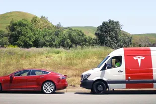 Сотрудника Tesla поймали спящим за рулём