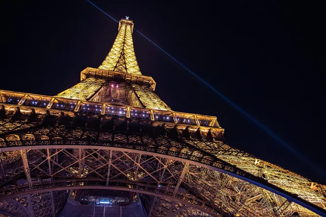 С Эйфелевой башни и начнем. Каково было ее первоначальное предназначение?