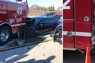 Tesla на автопилоте протаранила пожарную машину Tesla на автопилоте протаранила пожарную машину