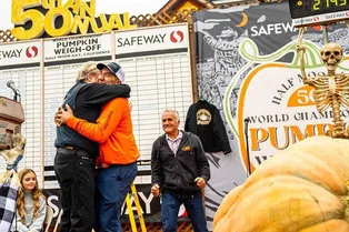 Учитель из США вырастил тыкву весом почти 1250 кг и установил мировой рекорд