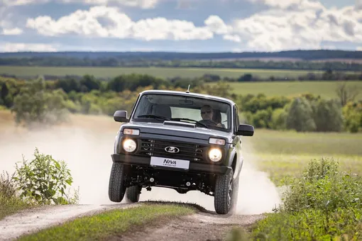 Lada Niva Legend в прыжке Lada Niva Legend в прыжке
