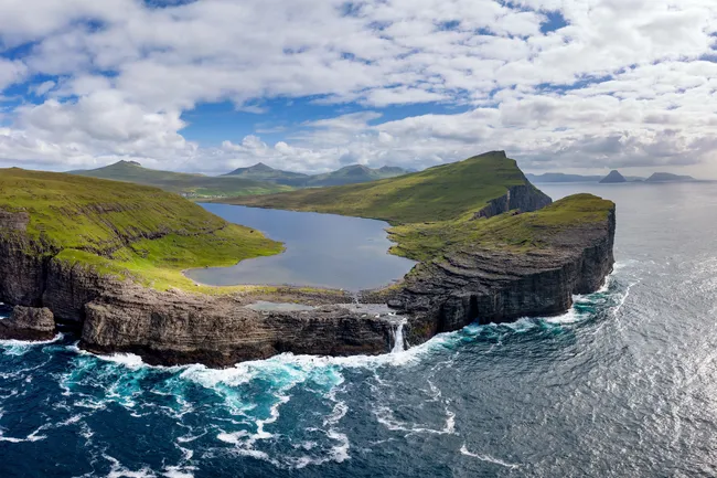 Парящая вода: как озеро Сёрвагсватн «поднялось» над океаном