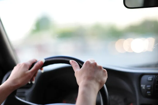 Как держать руль: забудьте совет вашего инструктора — он устарел