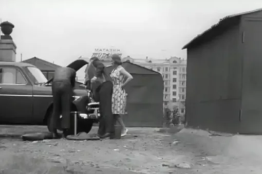 Почему в СССР было много железных гаражей — и почему они все коричневые