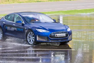 Трёхмоторную Tesla испытали в скольжении
