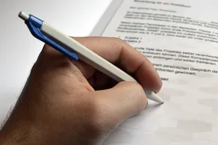 Почему раньше в разных странах было принято переучивать левшей?