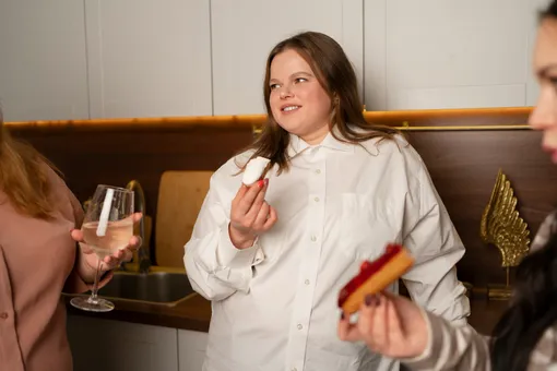 люди выпивают люди выпивают