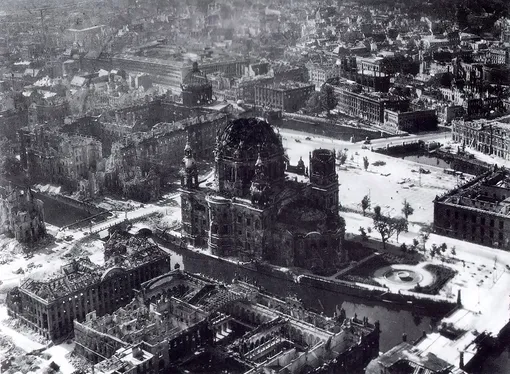 Вид на Берлинский собор в 1945 году. /