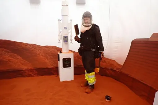 На фото — Нэйтан Джонс в аппарате «Mars Dune Alpha». На фото — Нэйтан Джонс в аппарате «Mars Dune Alpha».