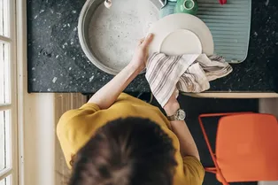 Об этих хитростях должна знать каждая домохозяйка: как отстирать кухонные полотенца от старых пятен