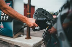 Есть ли у бензина срок годности и в чем его нужно хранить? Отвечаем на самые популярные вопросы о заправке