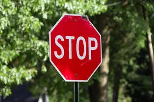 Почему знак STOP — это красный восьмиугольник: вопрос с подвохом, не ошибитесь! Почему знак STOP — это красный восьмиугольник: вопрос с подвохом, не ошибитесь!