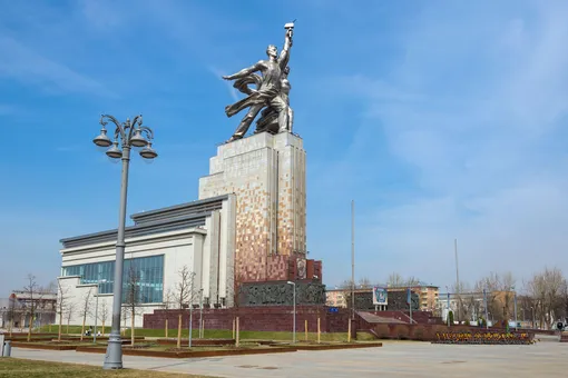«Рабочий и колхозница»